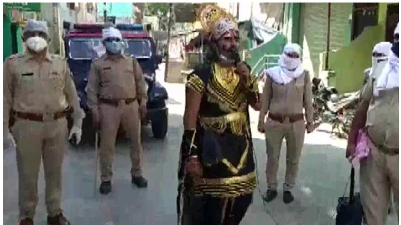 'ഞാൻ കൊറോണ വൈറസ്,ഞാനാണ് യമരാജൻ'; യമരാജനെ നിരത്തിലിറക്കി പൊലീസിന്റെ കൊവിഡ് ബോധവത്കരണം 'ഞാൻ കൊറോണ വൈറസ്,ഞാനാണ് യമരാജൻ'; യമരാജനെ നിരത്തിലിറക്കി പൊലീസിന്റെ കൊവിഡ് ബോധവത്കരണം