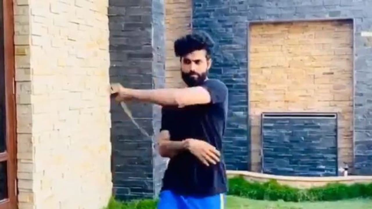 വാള് വീശേണ്ടത് അങ്ങനെയല്ല, ദാ ഇങ്ങനെ; വാള്പ്പയറ്റില് വാര്ണര്ക്ക് ജഡേജയുടെ മറുപടി വാള് വീശേണ്ടത് അങ്ങനെയല്ല, ദാ ഇങ്ങനെ; വാള്പ്പയറ്റില് വാര്ണര്ക്ക് ജഡേജയുടെ മറുപടി