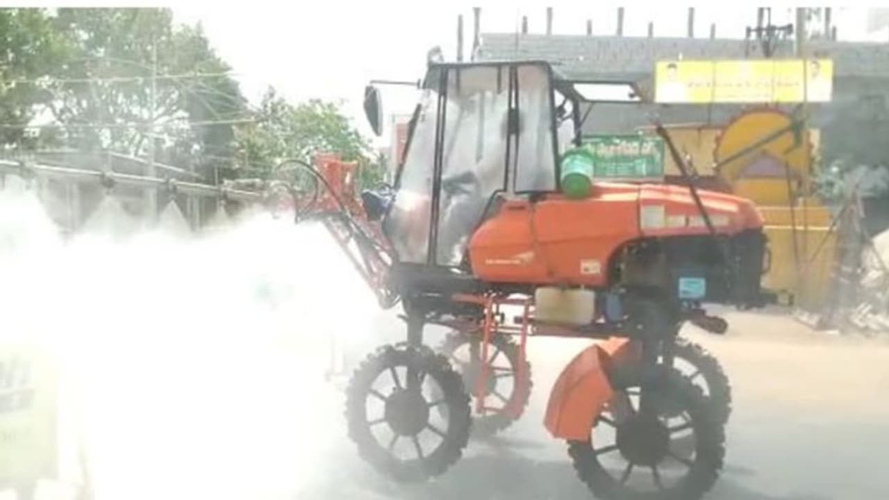 కరోనాపై పోరాటానికి ప్రత్యేక యంత్రం... రాజధాని రోడ్లపై ప్రయోగం కరోనాపై పోరాటానికి ప్రత్యేక యంత్రం... రాజధాని రోడ్లపై ప్రయోగం