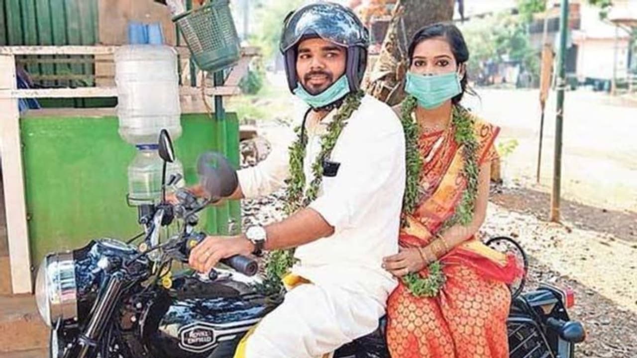 ഒരു ദിവസത്തെ ലീവ്, രണ്ട് തുളസിമാല, ബൈക്ക്; നഴ്‌സ് ദീപ്തിയുടെയും സുദീപിന്റെയും വിവാഹം സെറ്റ്