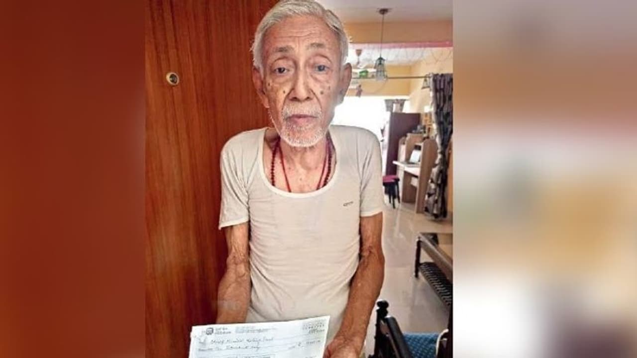 অশীতিপর বৃদ্ধের ডাকে সাহায্য করতে ছুটল পুলিশ, প্রাক্তন অধ্যাপক এগিয়ে দিলেন চেক করোনা তহবিলে