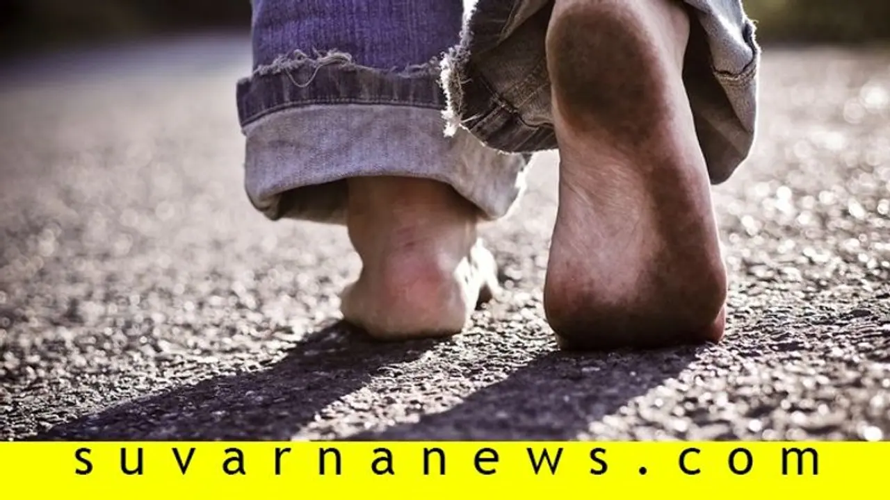 ಕೆಲಸ, ಆಹಾರ ಸಿಗದೇ ಆಂಧ್ರಪ್ರದೇಶದಿಂದ ಹಾಸನಕ್ಕೆ ಕಾಲ್ನಡಿಗೆ! ಕೆಲಸ, ಆಹಾರ ಸಿಗದೇ ಆಂಧ್ರಪ್ರದೇಶದಿಂದ ಹಾಸನಕ್ಕೆ ಕಾಲ್ನಡಿಗೆ!