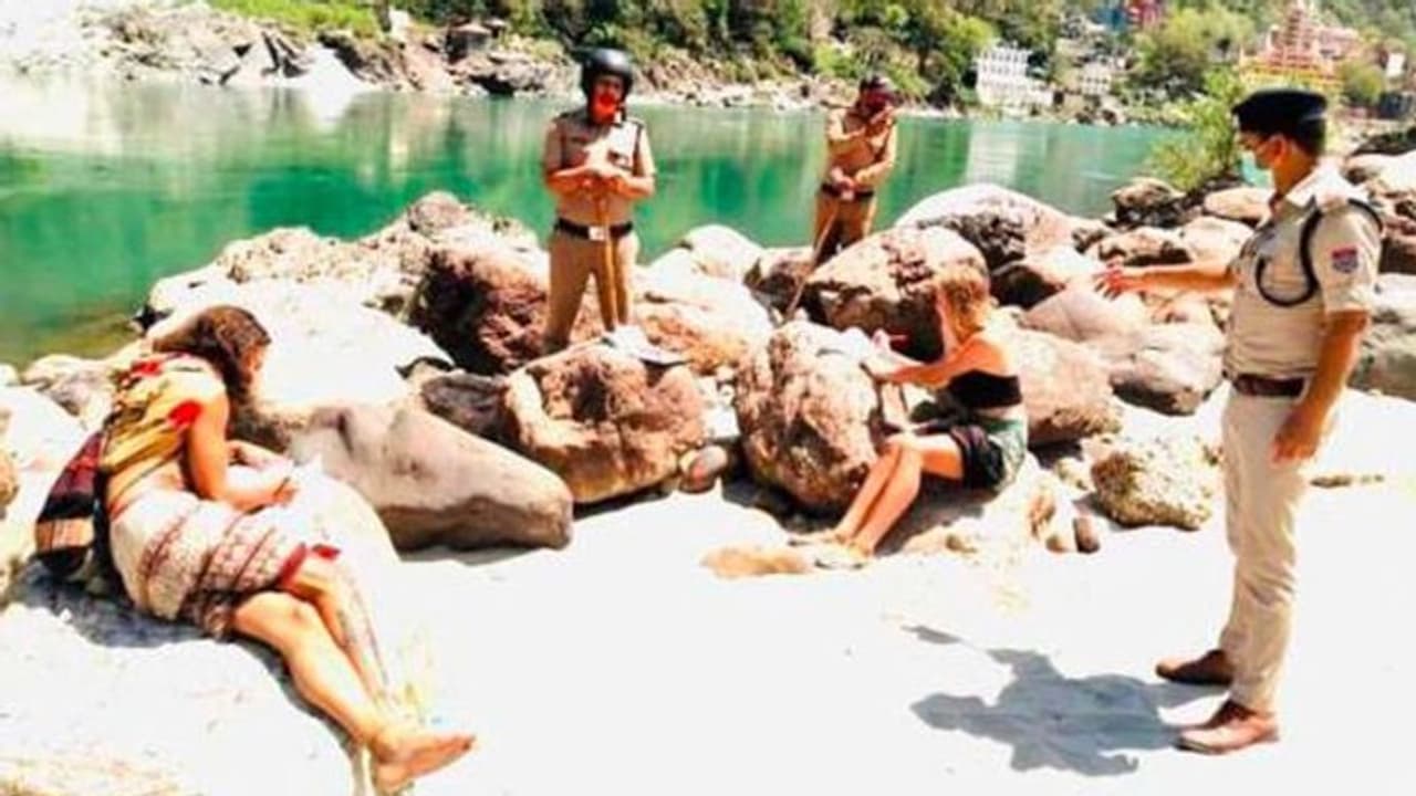 লকডাউন না মেনে গঙ্গা ভ্রমণ বিদেশিদের, অতিথি বলে ছাড় না দিয়ে ৫০০ বার 'সরি' লেখাল পুলিশ লকডাউন না মেনে গঙ্গা ভ্রমণ বিদেশিদের, অতিথি বলে ছাড় না দিয়ে ৫০০ বার 'সরি' লেখাল পুলিশ