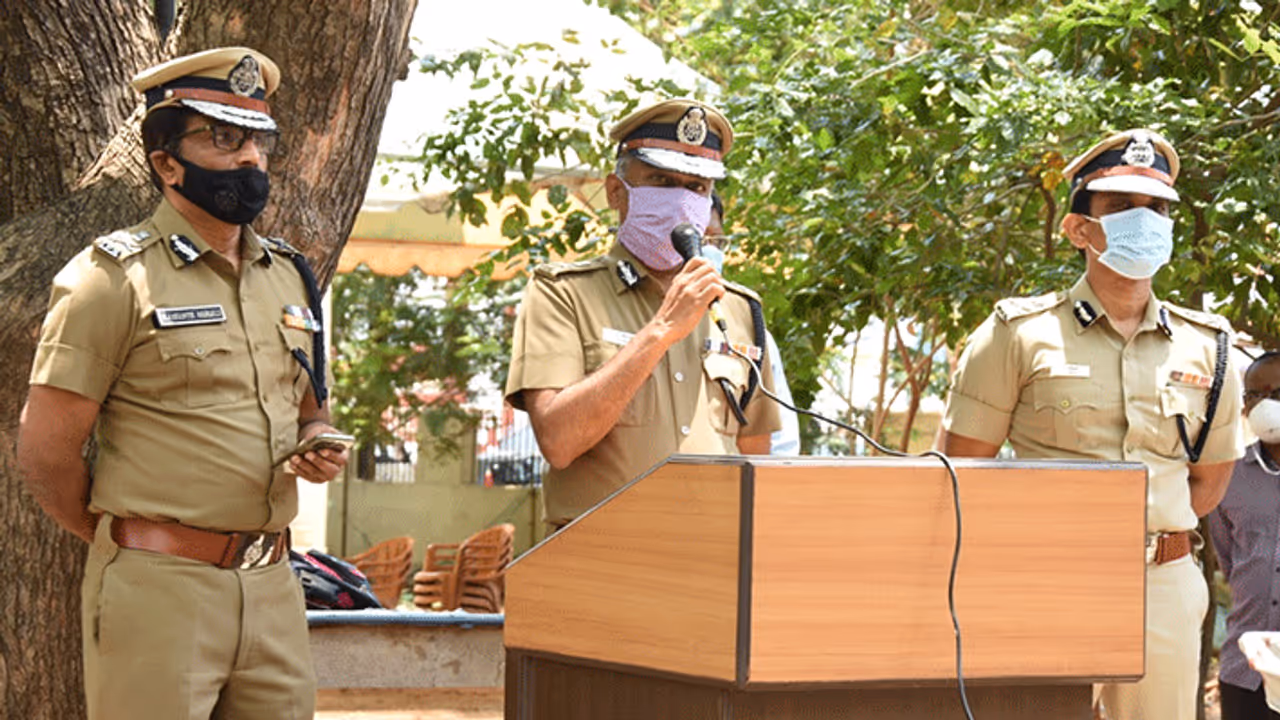 சென்னை காவல் ஆணையர் ஏ.கே.விஸ்வநாதன் உள்ளிட்ட 39 ஐ.பி.எஸ். அதிகாரிகள் மாற்றம்..! சென்னை காவல் ஆணையர் ஏ.கே.விஸ்வநாதன் உள்ளிட்ட 39 ஐ.பி.எஸ். அதிகாரிகள் மாற்றம்..!