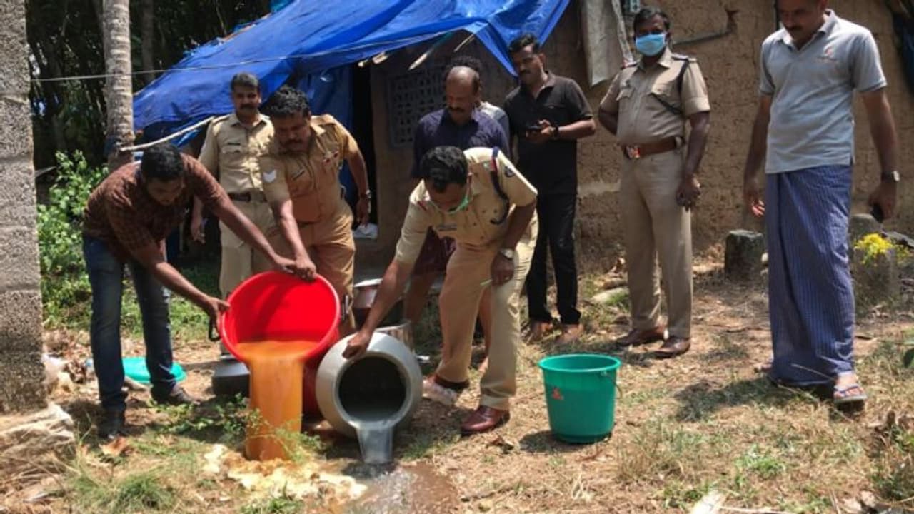 തലസ്ഥാനത്ത് വ്യാജവാറ്റും ചാരായ വിൽപനയും സജീവം; 300 ലിറ്റർ വാറ്റ് നശിപ്പിച്ചു, ഒരാള് പിടിയില് തലസ്ഥാനത്ത് വ്യാജവാറ്റും ചാരായ വിൽപനയും സജീവം; 300 ലിറ്റർ വാറ്റ് നശിപ്പിച്ചു, ഒരാള് പിടിയില്