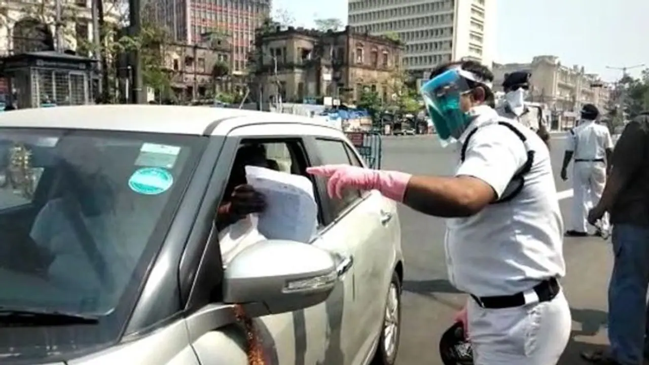 విరిగిన కాలితోనే విధులకు... పోలీస్ అధికారిపై ప్రశంసల జల్లు విరిగిన కాలితోనే విధులకు... పోలీస్ అధికారిపై ప్రశంసల జల్లు