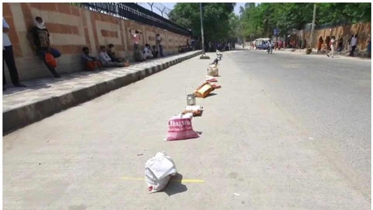 ലോക്ക് ഡൗൺ കാലത്തെ സങ്കടക്കാഴ്ചകളിൽ ഒന്നാണിത്; സൗജന്യ ഉച്ചഭക്ഷണത്തിന്റെ ക്യൂ തുടങ്ങുന്നത് രാവിലെ 6 മണി മുതൽ! ലോക്ക് ഡൗൺ കാലത്തെ സങ്കടക്കാഴ്ചകളിൽ ഒന്നാണിത്; സൗജന്യ ഉച്ചഭക്ഷണത്തിന്റെ ക്യൂ തുടങ്ങുന്നത് രാവിലെ 6 മണി മുതൽ!