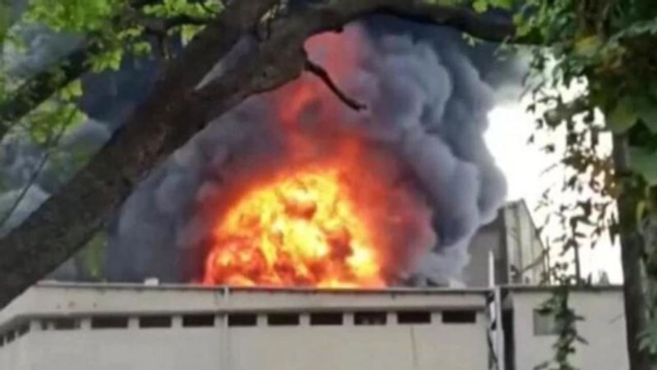 স্যানিটাইজারের চাহিদা মেটাতে গিয়ে মৃত্যু ২ শ্রমিকের, মহারাষ্ট্রের রাসায়নিক কারখানায় বিস্ফোরণ স্যানিটাইজারের চাহিদা মেটাতে গিয়ে মৃত্যু ২ শ্রমিকের, মহারাষ্ট্রের রাসায়নিক কারখানায় বিস্ফোরণ