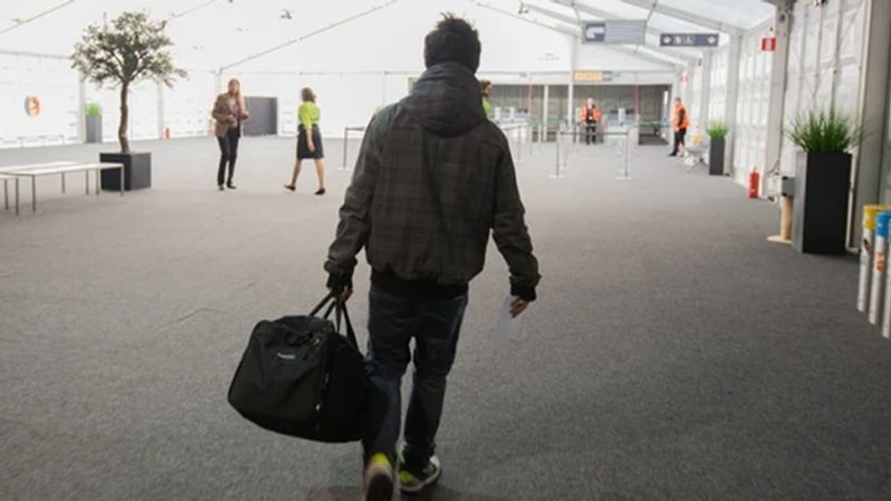 'രാജ്യങ്ങളിൽനിന്നും രാജ്യങ്ങളിലേക്ക്, അങ്ങനെ ഞാനൊരു മയക്കുമരുന്ന് കടത്തുകാരനായി' 21 കാരന്റെ വെളിപ്പെടുത്തൽ 'രാജ്യങ്ങളിൽനിന്നും രാജ്യങ്ങളിലേക്ക്, അങ്ങനെ ഞാനൊരു മയക്കുമരുന്ന് കടത്തുകാരനായി' 21 കാരന്റെ വെളിപ്പെടുത്തൽ