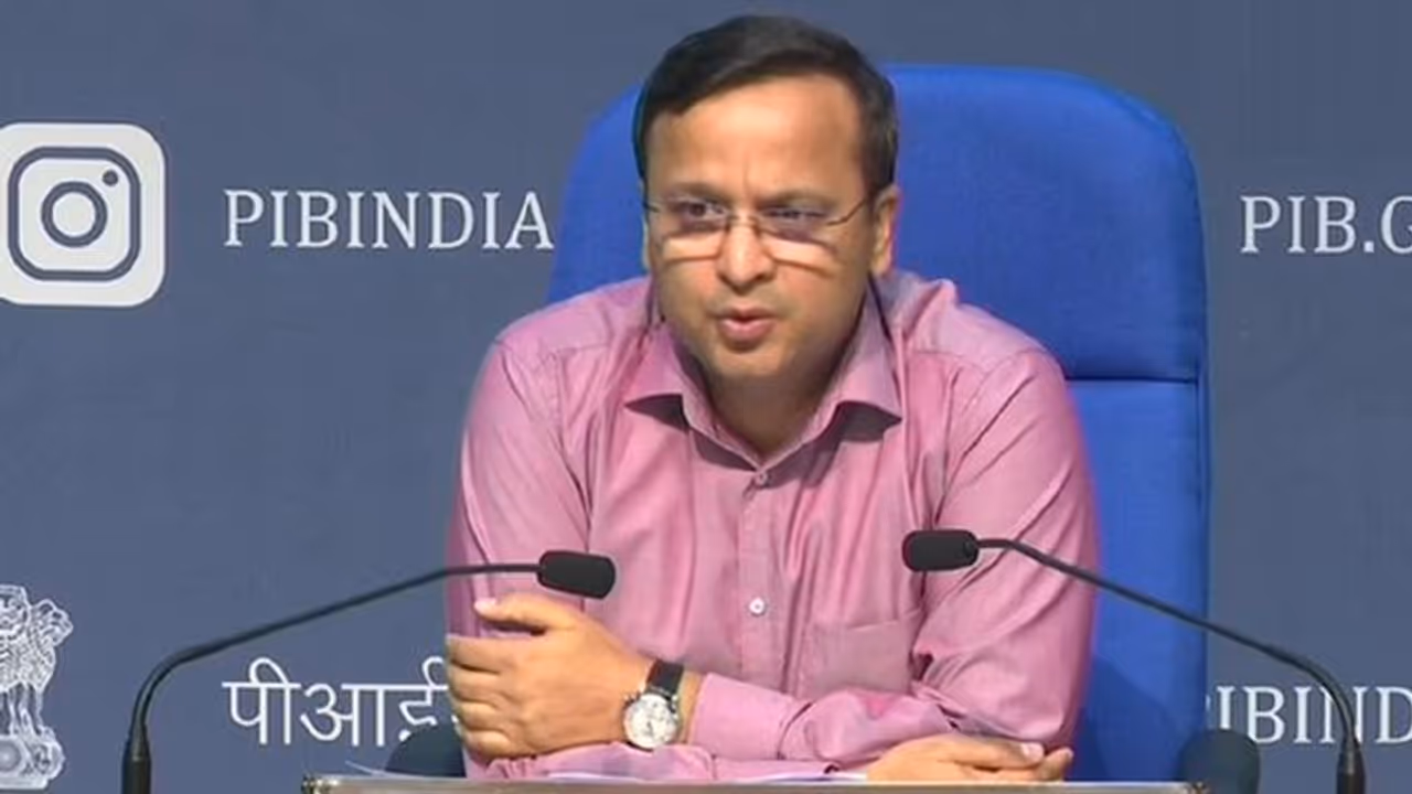 Govt will send SMS to elderly beneficiaries for precautionary dose; vaccines disease modifying: Centre