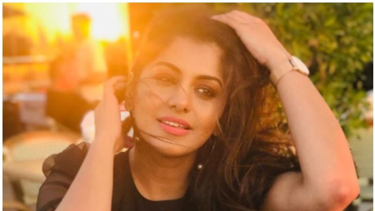 പുറത്തെ കാഴ്ചകളുടെ സൗന്ദര്യം മിസ് ചെയ്യുന്നു, പക്ഷേ നല്ല നാളേയ്ക്കു വേണ്ടിയാണ് അത്; ഫോട്ടോയുമായി മീരാ നന്ദൻ പുറത്തെ കാഴ്ചകളുടെ സൗന്ദര്യം മിസ് ചെയ്യുന്നു, പക്ഷേ നല്ല നാളേയ്ക്കു വേണ്ടിയാണ് അത്; ഫോട്ടോയുമായി മീരാ നന്ദൻ