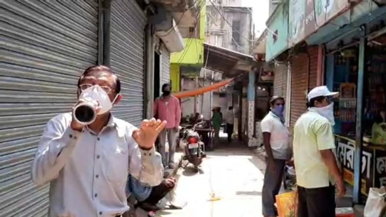 লকডাউনের জেরে বন্ধ দোকান, গ্রামে গ্রামে ঘুরে মানুষকে সচেতন করছেন দর্জি লকডাউনের জেরে বন্ধ দোকান, গ্রামে গ্রামে ঘুরে মানুষকে সচেতন করছেন দর্জি