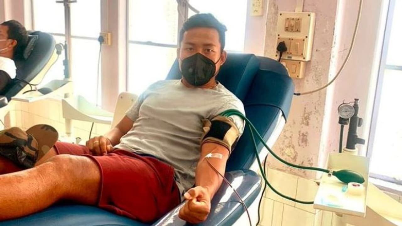 লকডাউনের জেরে হাসপাতালগুলিতে রক্ত সংকট,সাহায্যের হাত বাড়িয়ে দিলেন ফুটবলার জেজে লকডাউনের জেরে হাসপাতালগুলিতে রক্ত সংকট,সাহায্যের হাত বাড়িয়ে দিলেন ফুটবলার জেজে