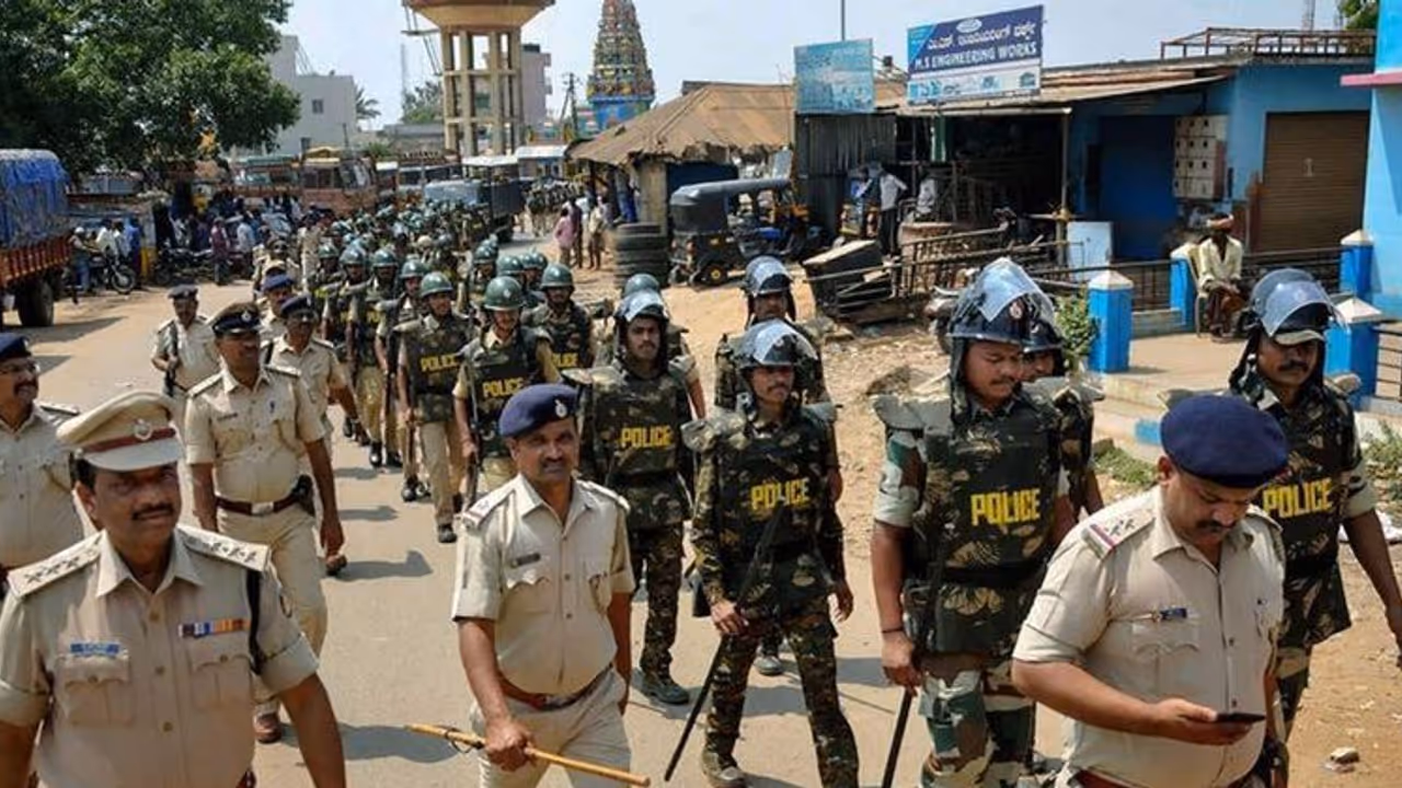 Karnataka: Belur Police officers to be probed over Hindutva activist's arrest Karnataka: Belur Police officers to be probed over Hindutva activist's arrest