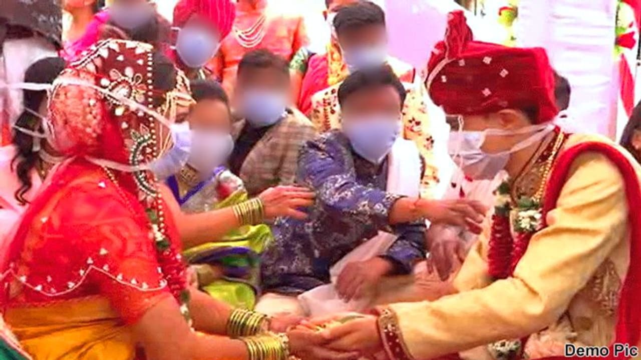शादी से ठीक पहले कोरोना पॉजिटिव हुआ दूल्हा, 7 फेरे से पहले दुल्हन को होना पड़ा होम क्वारंटाइन शादी से ठीक पहले कोरोना पॉजिटिव हुआ दूल्हा, 7 फेरे से पहले दुल्हन को होना पड़ा होम क्वारंटाइन
