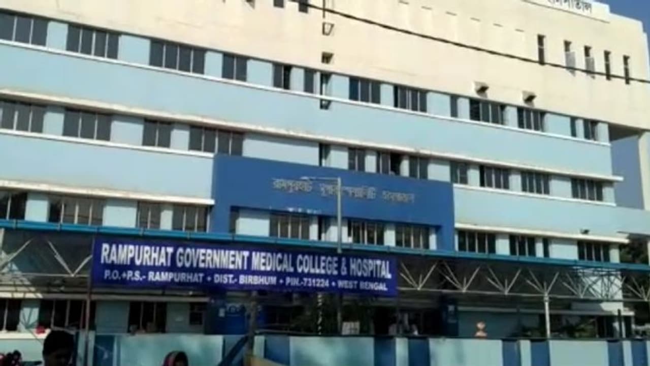ভিনরাজ্যের যুবকের মৃত্যুতে বন্ধ আইসোলেশন ওয়ার্ড, আতঙ্ক ছড়াল রামপুরহাটে ভিনরাজ্যের যুবকের মৃত্যুতে বন্ধ আইসোলেশন ওয়ার্ড, আতঙ্ক ছড়াল রামপুরহাটে