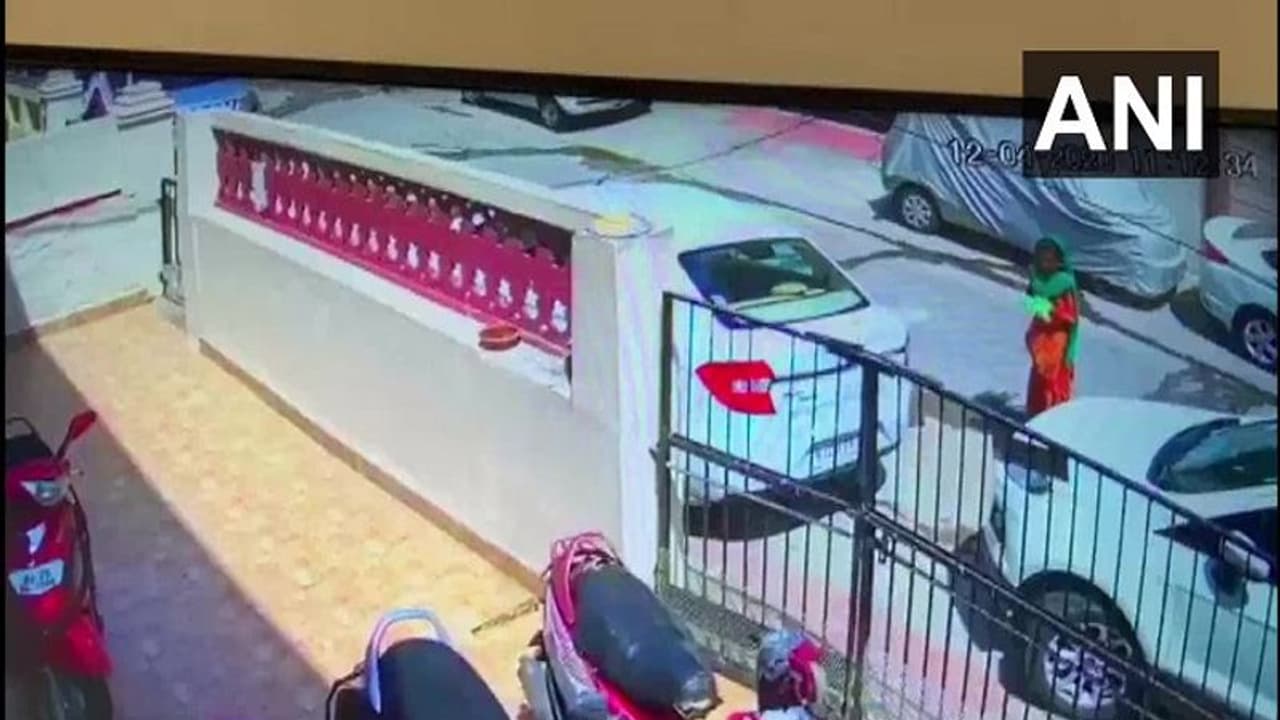 ಇದೆಂಥಾ ವಿಕೃತಿ, ಎಂಜಲು ತುಂಬಿದ ಬ್ಯಾಗ್ ಮನೆಯೊಳಕ್ಕೆ ಎಸೆದ ಮಹಿಳೆಯರು! ಇದೆಂಥಾ ವಿಕೃತಿ, ಎಂಜಲು ತುಂಬಿದ ಬ್ಯಾಗ್ ಮನೆಯೊಳಕ್ಕೆ ಎಸೆದ ಮಹಿಳೆಯರು!