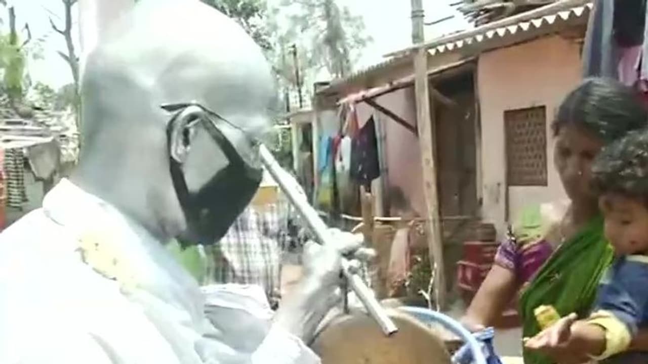 ওড়িশার পথে ঘুরছেন একলা মহাত্মা গান্ধি, বিলি করছেন মাস্ক আর স্যানিটাইজার