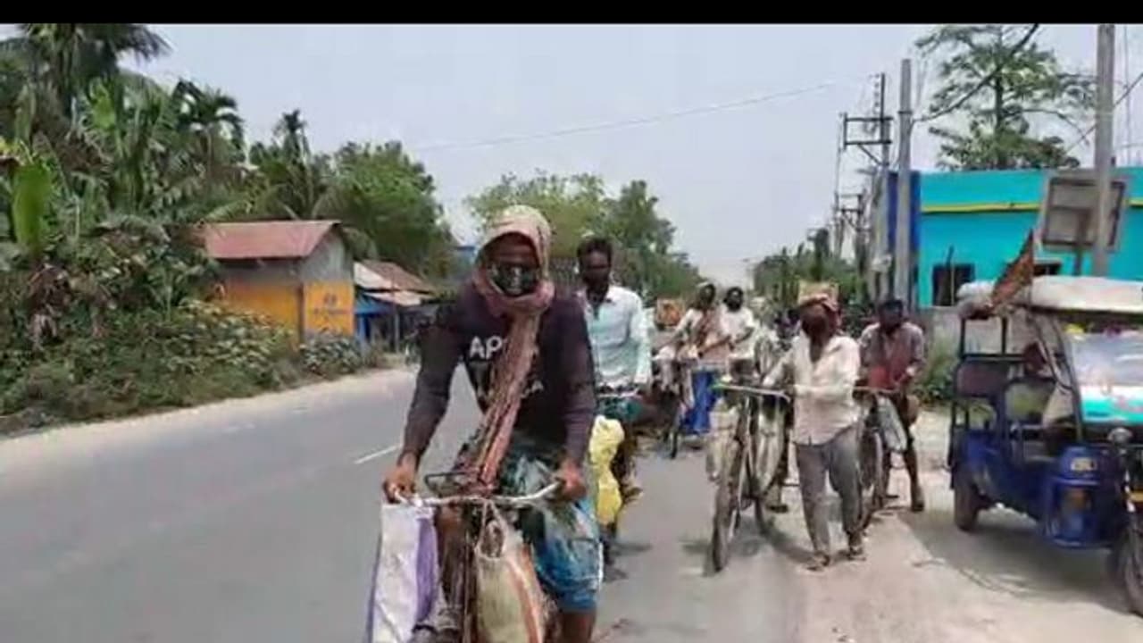 আর অপেক্ষা নয়, বিহার থেকে সাইকেলে চেপে বাড়ি ফিরছেন নদিয়ার ফেরিওয়ালারা আর অপেক্ষা নয়, বিহার থেকে সাইকেলে চেপে বাড়ি ফিরছেন নদিয়ার ফেরিওয়ালারা