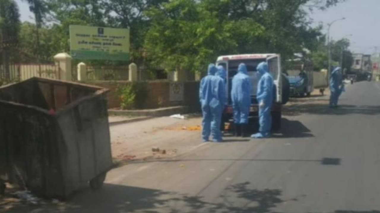 கொரோனாவால் பலியான மருத்துவர் உடலை எரிக்க எதிர்ப்பு இல்லை..! மின்மயானத்தில் நடந்த உண்மை நிலவரம்..! கொரோனாவால் பலியான மருத்துவர் உடலை எரிக்க எதிர்ப்பு இல்லை..! மின்மயானத்தில் நடந்த உண்மை நிலவரம்..!