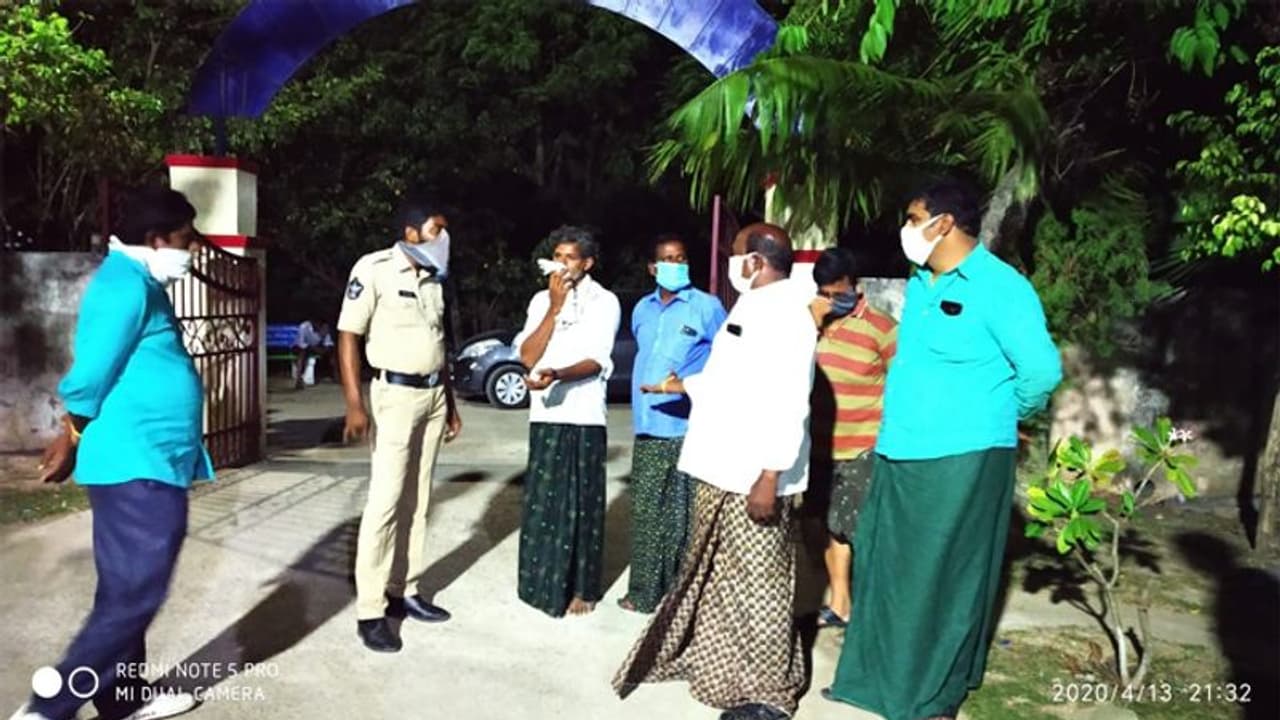 గేదె కనపడట్లేదని చిలక జోస్యం.. మూఢనమ్మకాలంటూ చితకబాదిన పోలీసు