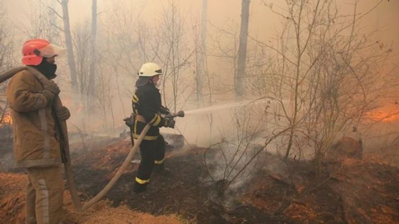 കാട്ടുതീ ചെർണോബിൽ ആണവ നിലയത്തിന് തൊട്ടടുത്ത്; അണക്കാൻ തീവ്ര ശ്രമം കാട്ടുതീ ചെർണോബിൽ ആണവ നിലയത്തിന് തൊട്ടടുത്ത്; അണക്കാൻ തീവ്ര ശ്രമം