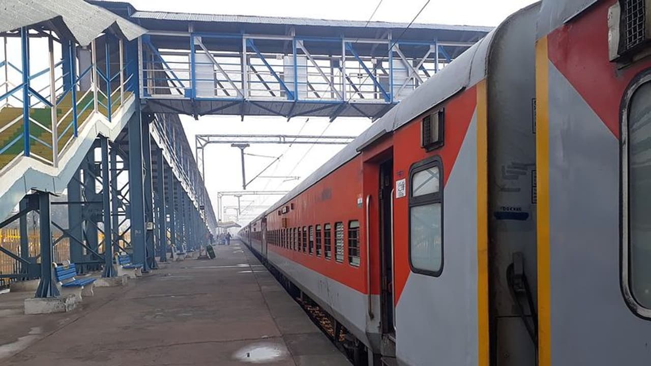 লকডাউনের মেয়াদ বাড়তেই বাতিল হল ট্রেন ও বিমান পরিষেবা, টাকা ফেরত দেবে রেলমন্ত্রক লকডাউনের মেয়াদ বাড়তেই বাতিল হল ট্রেন ও বিমান পরিষেবা, টাকা ফেরত দেবে রেলমন্ত্রক