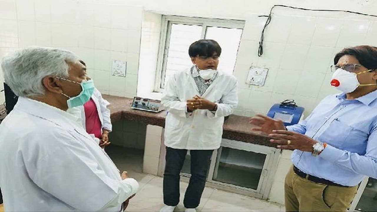 कोरोना की चपेट में यूपी के 43 जिले, 24 घंटे में 4 लोगों की मौत, 9 तक पहुंचा आंकड़ा कोरोना की चपेट में यूपी के 43 जिले, 24 घंटे में 4 लोगों की मौत, 9 तक पहुंचा आंकड़ा