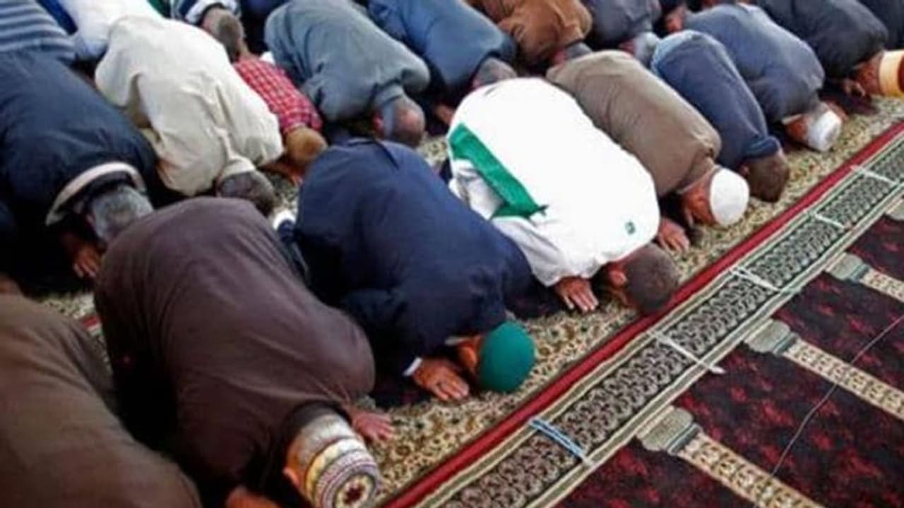 ನಿಷೇಧದ ಮಧ್ಯೆಯೂ ಮಸೀದಿಯಲ್ಲಿ ಸಾಮೂಹಿಕ ಪ್ರಾರ್ಥನೆ: ಲಘು ಲಾಠಿ ಪ್ರಹಾರ ನಿಷೇಧದ ಮಧ್ಯೆಯೂ ಮಸೀದಿಯಲ್ಲಿ ಸಾಮೂಹಿಕ ಪ್ರಾರ್ಥನೆ: ಲಘು ಲಾಠಿ ಪ್ರಹಾರ