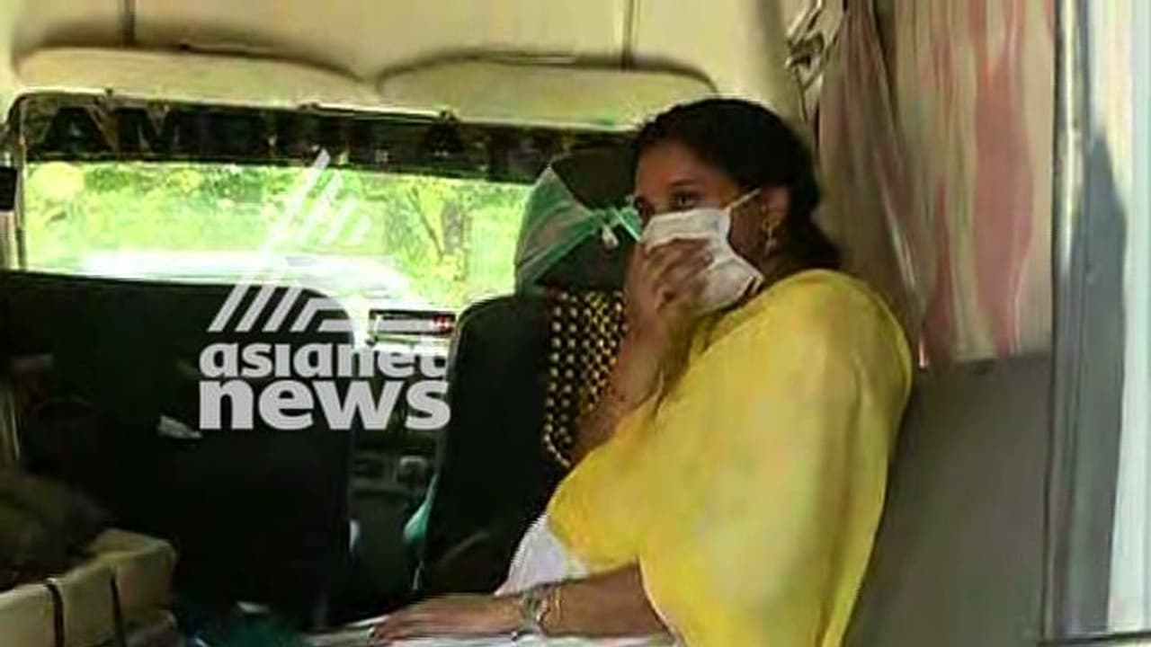 കേരള കർണ്ണാടക അതിർത്തിയിൽ കുടുങ്ങിയ ഗർഭിണി അതിർത്തി കടന്നു കേരള കർണ്ണാടക അതിർത്തിയിൽ കുടുങ്ങിയ ഗർഭിണി അതിർത്തി കടന്നു