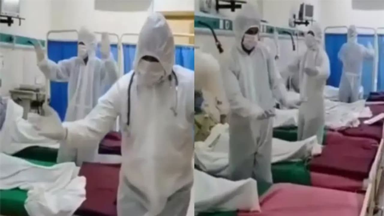 ఉస్మానియా ఆసుపత్రిలో డాక్టర్పై దాడి: ముగ్గురిపై కేసు, దాడి చేసిన వ్యక్తికి కరోనా ఉస్మానియా ఆసుపత్రిలో డాక్టర్పై దాడి: ముగ్గురిపై కేసు, దాడి చేసిన వ్యక్తికి కరోనా