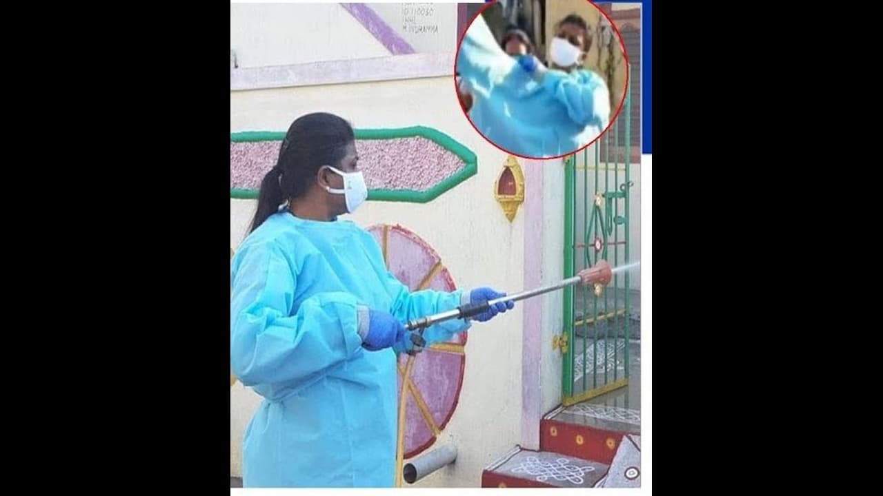 கொரோனா அச்சத்தால் பின்வாங்கிய சுகாதார பணியாளர்கள்... தில்லாக களத்தில் இறங்கி கிருமி நாசினி தெளித்த ரோஜா....!