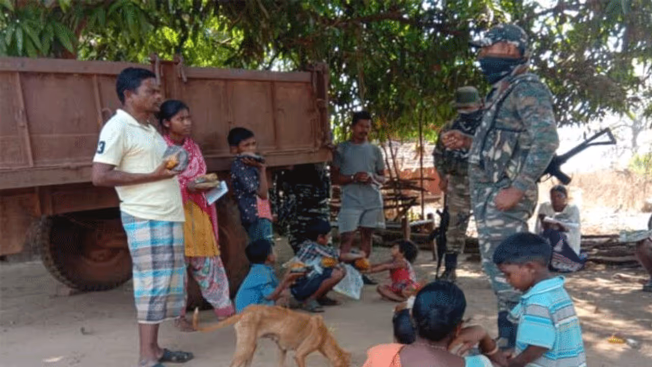 सेना के जवानों को सलाम..एक हाथ में AK 47 तो दूसरे में गरीबों के लिए खाना..यूं लड़ रहे कोरोना की जंग सेना के जवानों को सलाम..एक हाथ में AK 47 तो दूसरे में गरीबों के लिए खाना..यूं लड़ रहे कोरोना की जंग