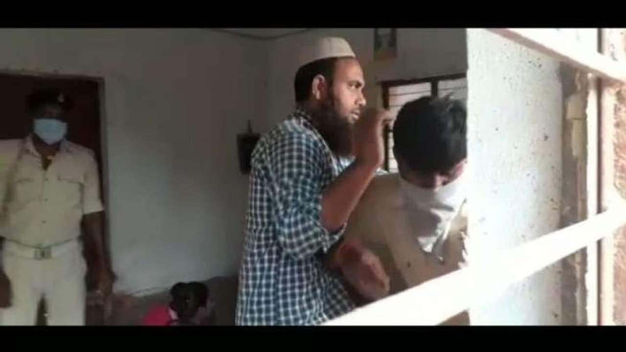 लॉकडाउन में 40 बच्चों को कोचिंग पढ़ा रहा था सरकारी स्कूल का टीचर, पकड़े जाने पर की बदतमीजी लॉकडाउन में 40 बच्चों को कोचिंग पढ़ा रहा था सरकारी स्कूल का टीचर, पकड़े जाने पर की बदतमीजी