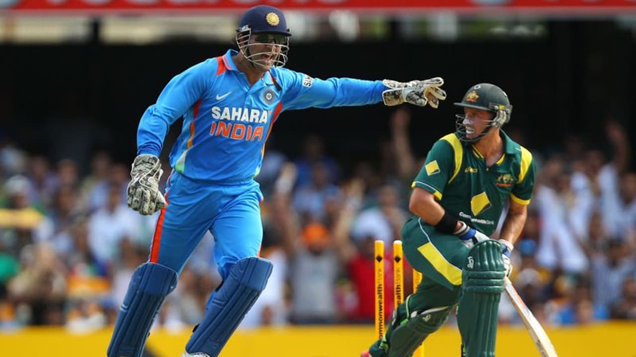 ഇക്കാര്യത്തില്‍ അദ്ദേഹത്തിന്റെ തട്ട് താഴ്ന്ന് തന്നെയിരിക്കും; ധോണിയെ പുകഴ്ത്തി ഹസി