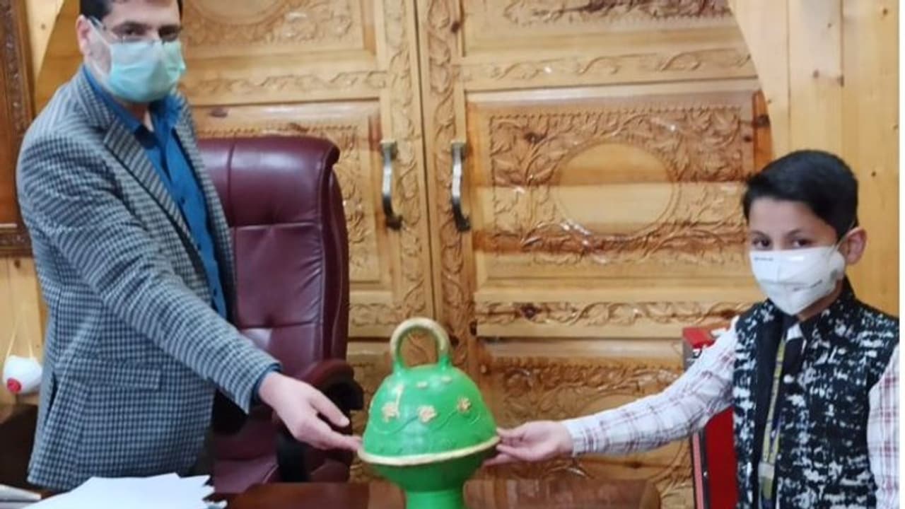 'ഒരു കുഞ്ഞ് കൈത്താങ്ങ്'; കൊവിഡിനെ നേരിടാൻ കുടുക്കയിൽ സ്വരൂക്കൂട്ടിയ പണം നൽകി എട്ട് വയസുകാരൻ, കയ്യടി 'ഒരു കുഞ്ഞ് കൈത്താങ്ങ്'; കൊവിഡിനെ നേരിടാൻ കുടുക്കയിൽ സ്വരൂക്കൂട്ടിയ പണം നൽകി എട്ട് വയസുകാരൻ, കയ്യടി