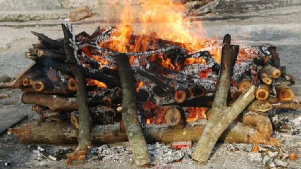 ಕರುಳುಬೇನೆಯಿಂದ ಮಗ ಸಾವು: ಅಂತ್ಯಕ್ರಿಯೆಗೂ ಹಣವಿಲ್ಲದೇ ಪರದಾಡಿದ ತಾಯಿ ಕರುಳುಬೇನೆಯಿಂದ ಮಗ ಸಾವು: ಅಂತ್ಯಕ್ರಿಯೆಗೂ ಹಣವಿಲ್ಲದೇ ಪರದಾಡಿದ ತಾಯಿ