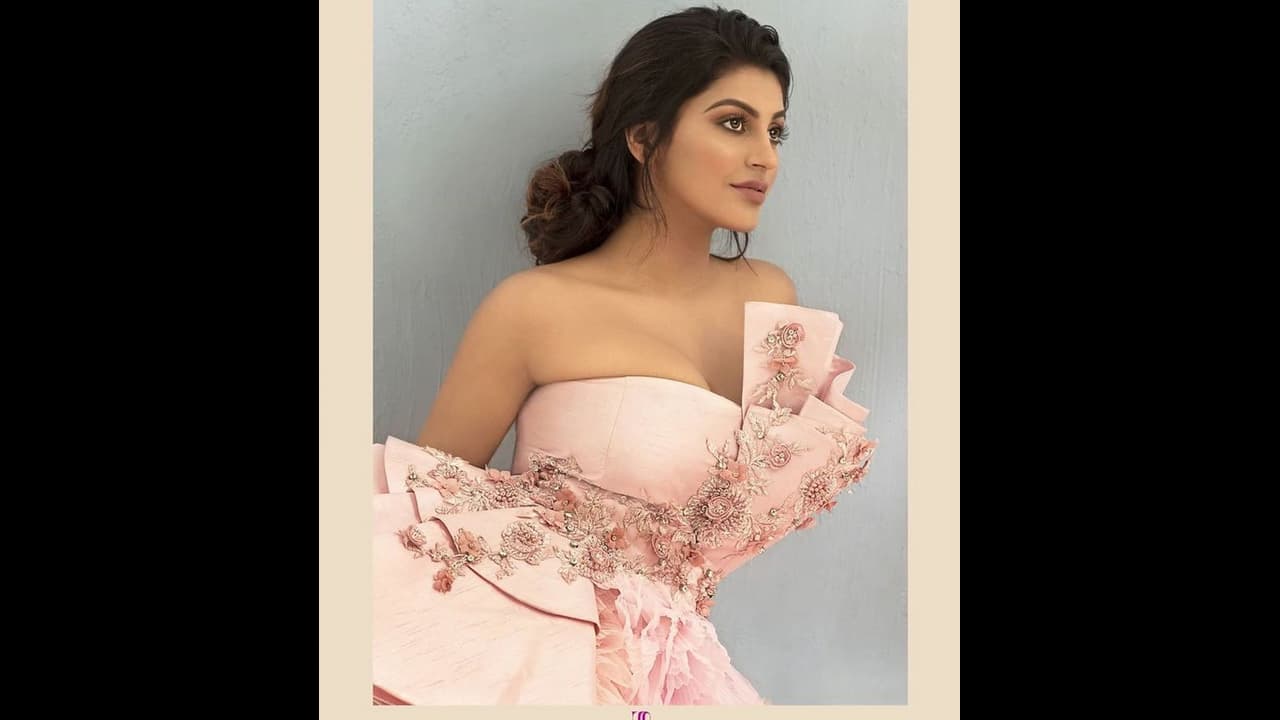 டீப் நெக் ஓபன்... டாப் ஆங்கிளில் புதுமையாக போஸ் கொடுத்த யாஷிகா ஆனந்த்... வைரலாகும் ஹாட் கிளிக்...! டீப் நெக் ஓபன்... டாப் ஆங்கிளில் புதுமையாக போஸ் கொடுத்த யாஷிகா ஆனந்த்... வைரலாகும் ஹாட் கிளிக்...!