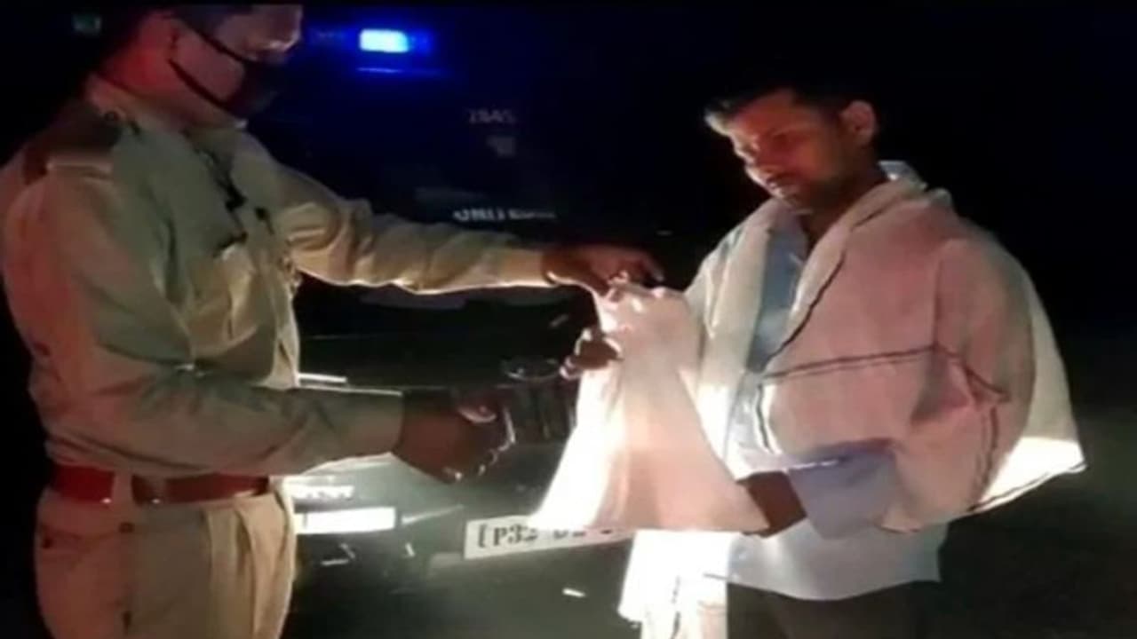 ट्विटर पर युवक ने लिखा चाचा की तबियत है खराब, पुलिस ने 150 किमी दूर पहुंचाई वृद्ध की दवा ट्विटर पर युवक ने लिखा चाचा की तबियत है खराब, पुलिस ने 150 किमी दूर पहुंचाई वृद्ध की दवा