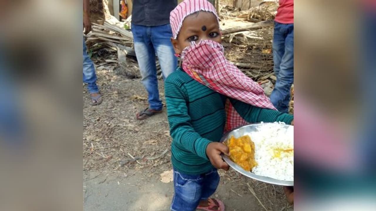 লকডাউনে মানবিক উদ্যোগ, আসানসোলে রান্না করা খাবার পাচ্ছেন শ্রমিকরা লকডাউনে মানবিক উদ্যোগ, আসানসোলে রান্না করা খাবার পাচ্ছেন শ্রমিকরা
