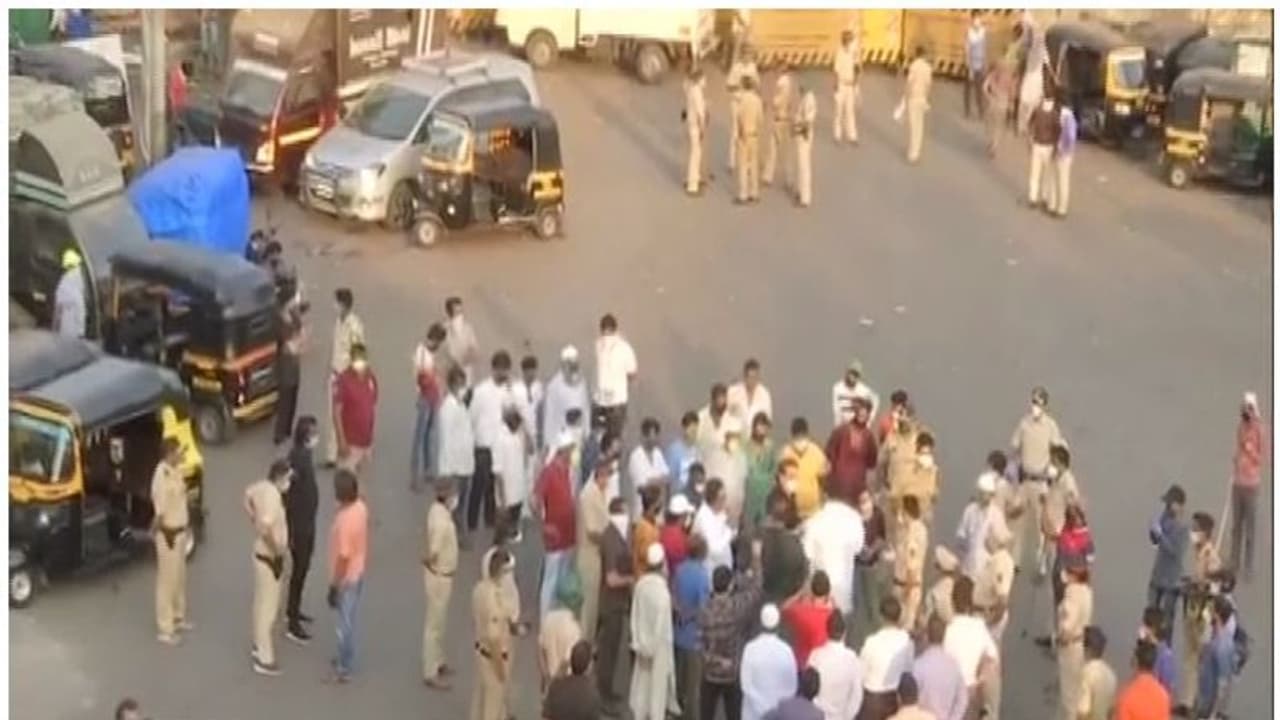 'നാട്ടിൽ പോണം', ബാന്ദ്രയിലെ തെരുവുകളിലിറങ്ങി അതിഥിത്തൊഴിലാളികൾ, പൊലീസ് ലാത്തി വീശി 'നാട്ടിൽ പോണം', ബാന്ദ്രയിലെ തെരുവുകളിലിറങ്ങി അതിഥിത്തൊഴിലാളികൾ, പൊലീസ് ലാത്തി വീശി