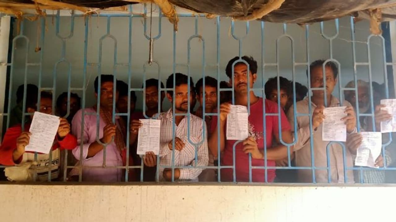 লকডাউন নিয়ে ক্ষোভ, অস্থায়ী শিবিরে সরকারি খাবার প্রত্যাখান পরিযায়ী শ্রমিকদের লকডাউন নিয়ে ক্ষোভ, অস্থায়ী শিবিরে সরকারি খাবার প্রত্যাখান পরিযায়ী শ্রমিকদের