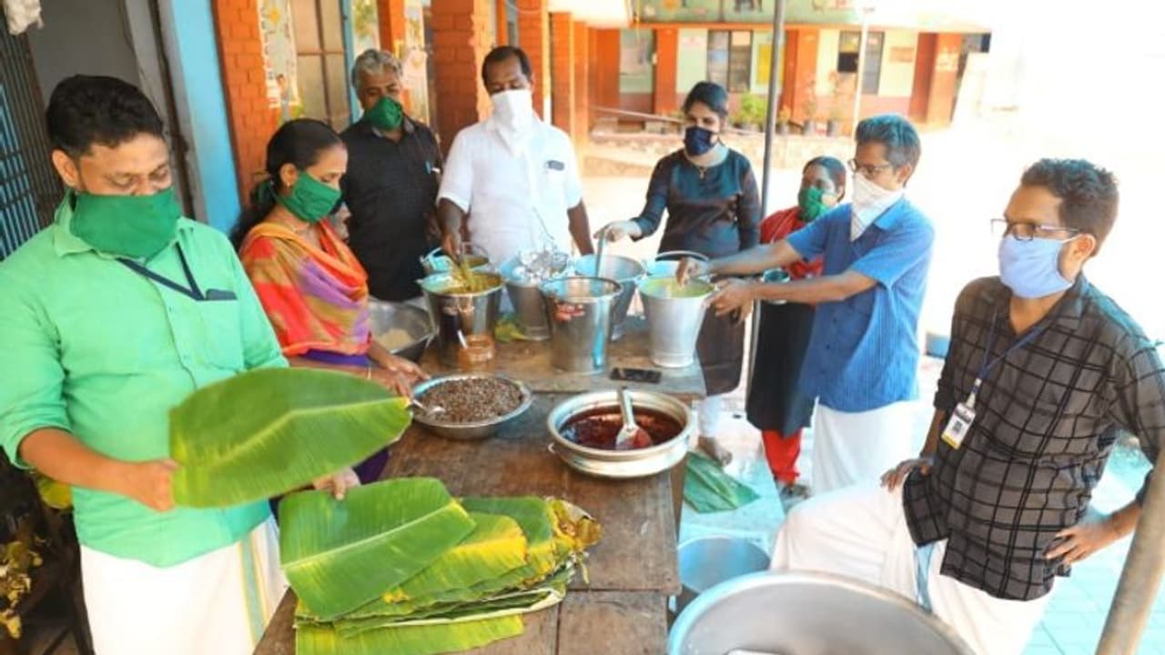 പേരാമ്പ്രയില് വിഷു സദ്യയൊരുക്കി കമ്യൂണിറ്റി കിച്ചണ് പേരാമ്പ്രയില് വിഷു സദ്യയൊരുക്കി കമ്യൂണിറ്റി കിച്ചണ്