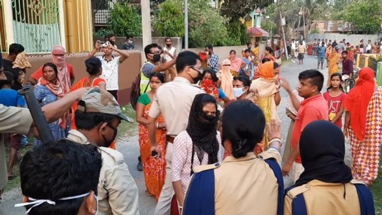 এলাকায় নিম্নমানের চাল 'বিলি' তৃণমূল কাউন্সিলরের, ধুন্ধুমারকাণ্ড রায়গঞ্জে এলাকায় নিম্নমানের চাল 'বিলি' তৃণমূল কাউন্সিলরের, ধুন্ধুমারকাণ্ড রায়গঞ্জে