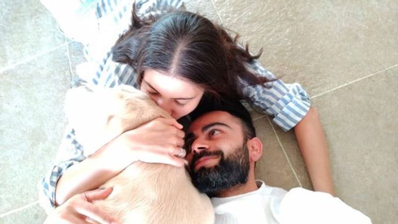 ఫోర్ కొట్టు... కోహ్లీని టీజ్ చేసిన అనుష్క శర్మ ఫోర్ కొట్టు... కోహ్లీని టీజ్ చేసిన అనుష్క శర్మ