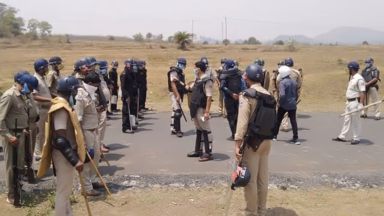 கொரோனா ஊரடங்கை இப்படி செய்யுங்க போலீஸ்.!! மக்கள் யாரும் வெளியே வரமாட்டாங்க.!! ஐடியா கொடுக்கும் கிராம மக்கள்.!! கொரோனா ஊரடங்கை இப்படி செய்யுங்க போலீஸ்.!! மக்கள் யாரும் வெளியே வரமாட்டாங்க.!! ஐடியா கொடுக்கும் கிராம மக்கள்.!!