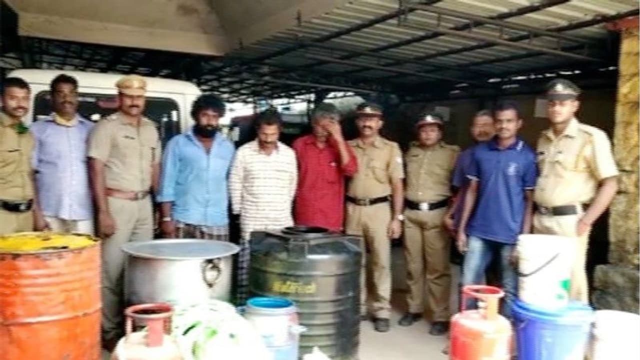 നെടുമങ്ങാട് ചാരായവേട്ട; 13 ലിറ്റര് ചാരായവും 800 ലിറ്റര് കോടയും വാറ്റ് ഉപകരണങ്ങളും പിടിച്ചെടുത്തു നെടുമങ്ങാട് ചാരായവേട്ട; 13 ലിറ്റര് ചാരായവും 800 ലിറ്റര് കോടയും വാറ്റ് ഉപകരണങ്ങളും പിടിച്ചെടുത്തു