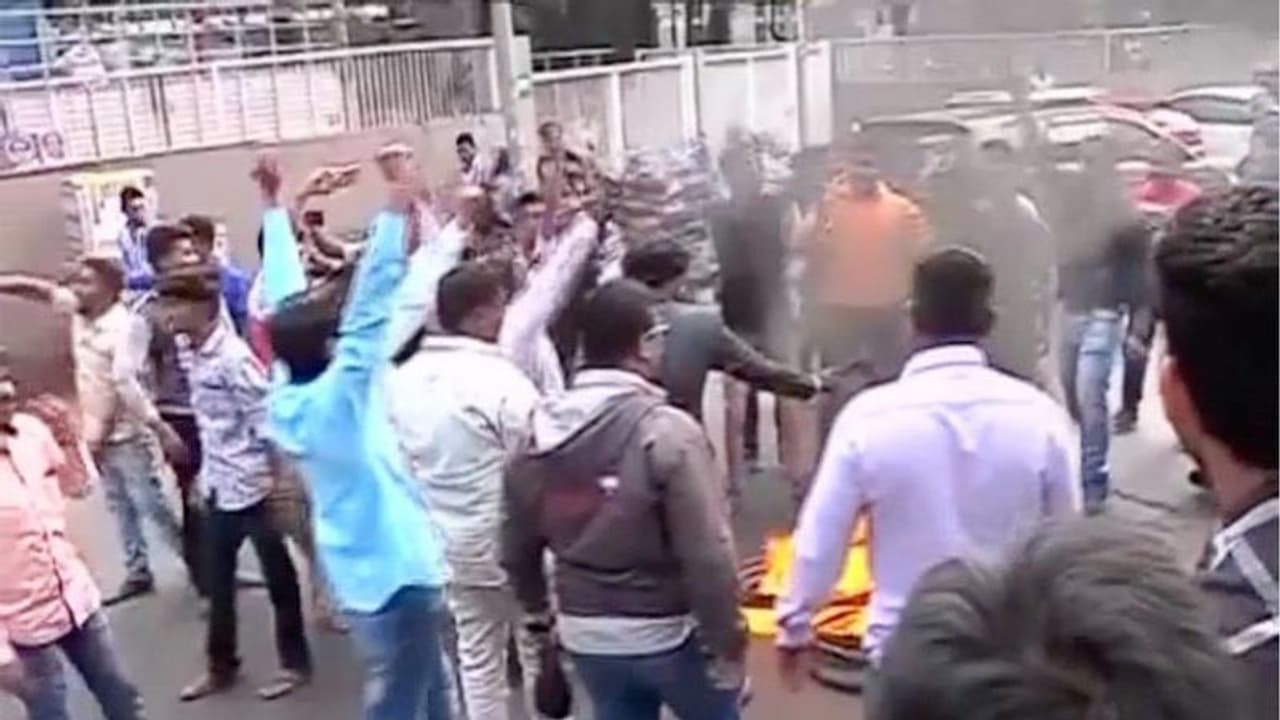 ഭീമ കൊറേഗാവ് കേസ്: ഗൗതം നവ്ലാഖ, ആനന്ദ് തെല് തുംബ്ഡെ എന്നിവര് എന്ഐഎക്ക് മുന്പില് കീഴടങ്ങി ഭീമ കൊറേഗാവ് കേസ്: ഗൗതം നവ്ലാഖ, ആനന്ദ് തെല് തുംബ്ഡെ എന്നിവര് എന്ഐഎക്ക് മുന്പില് കീഴടങ്ങി