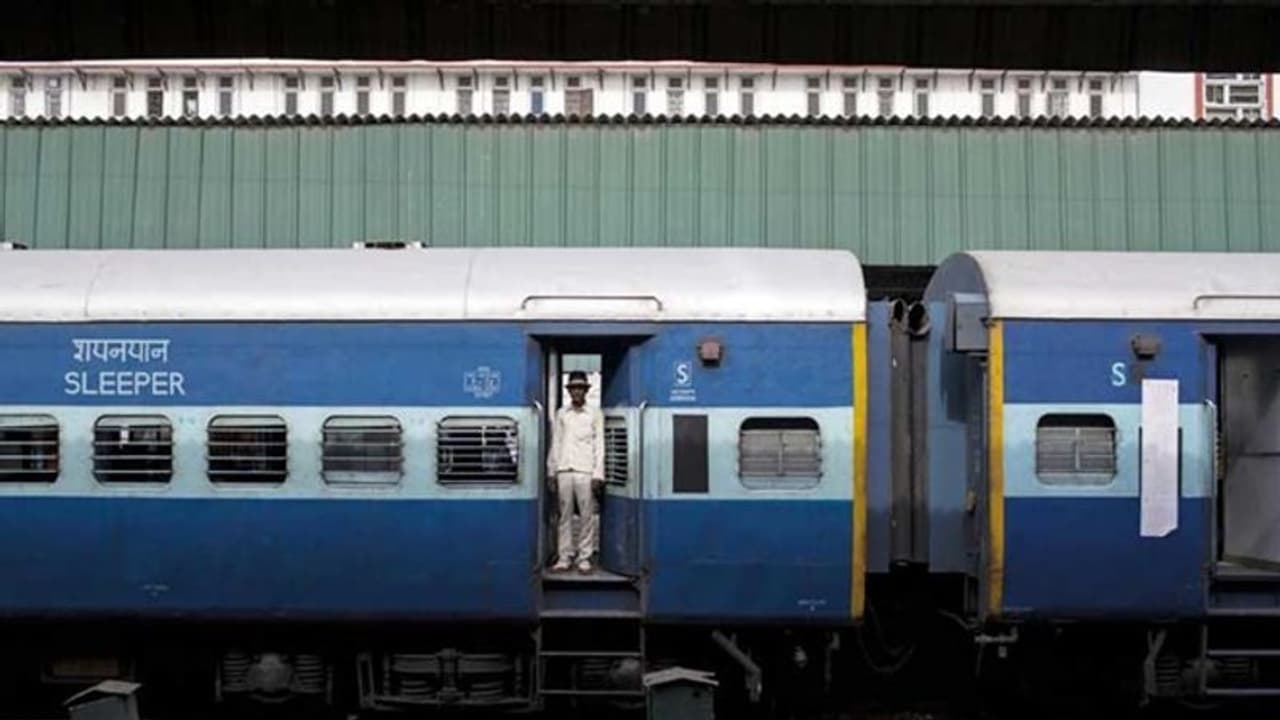 ആലുവയിൽ നിന്ന് വീണ്ടും ഒഡീഷയിലേക്ക് ട്രെയിൻ പുറപ്പെട്ടു; പോയത് 1111 അതിഥി തൊഴിലാളികൾ ആലുവയിൽ നിന്ന് വീണ്ടും ഒഡീഷയിലേക്ക് ട്രെയിൻ പുറപ്പെട്ടു; പോയത് 1111 അതിഥി തൊഴിലാളികൾ