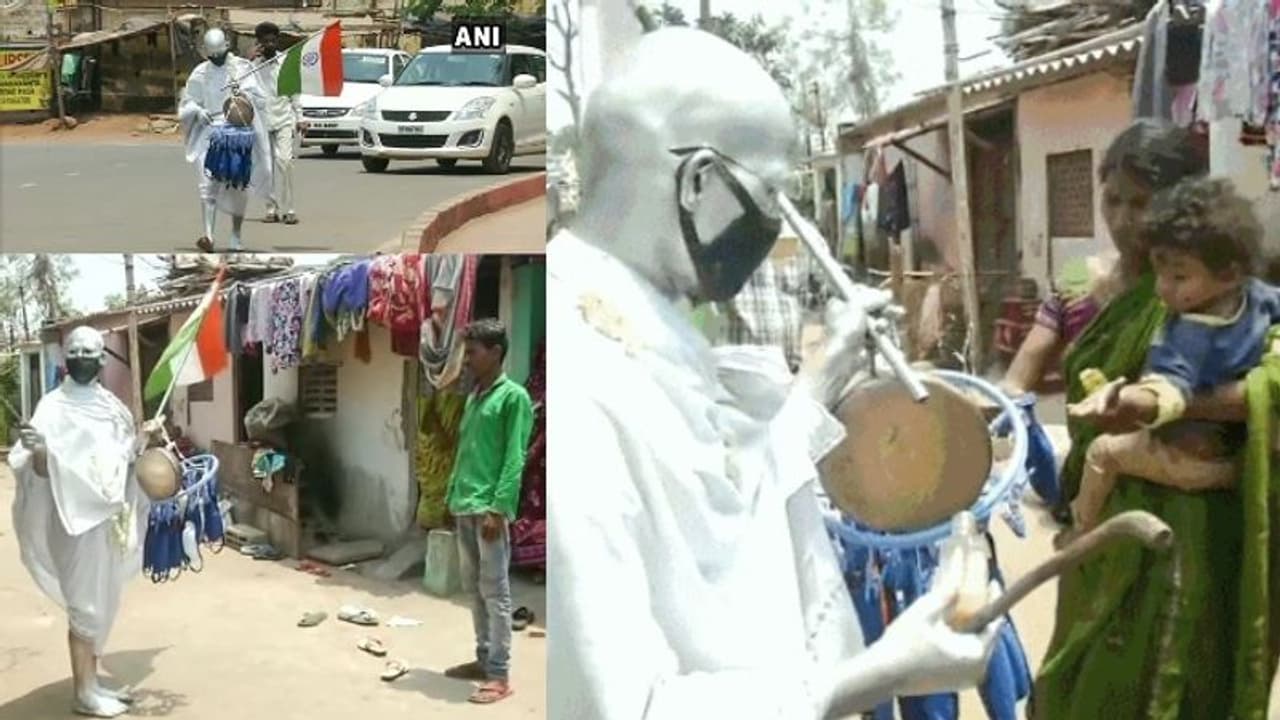 ഗാന്ധി ജിയുടെ വേഷവും കയ്യിൽ പതാകയും; ചേരിയിലെ ആളുകൾക്ക് സാനിറ്റൈസറും മാസ്കും വിതരണം ചെയ്ത് യുവാവ് ഗാന്ധി ജിയുടെ വേഷവും കയ്യിൽ പതാകയും; ചേരിയിലെ ആളുകൾക്ക് സാനിറ്റൈസറും മാസ്കും വിതരണം ചെയ്ത് യുവാവ്